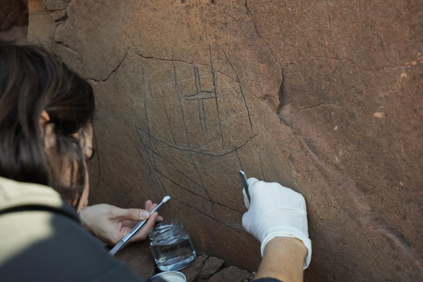 Primeros trabajos para reparar el daño causado a los grabados en Agüimes
