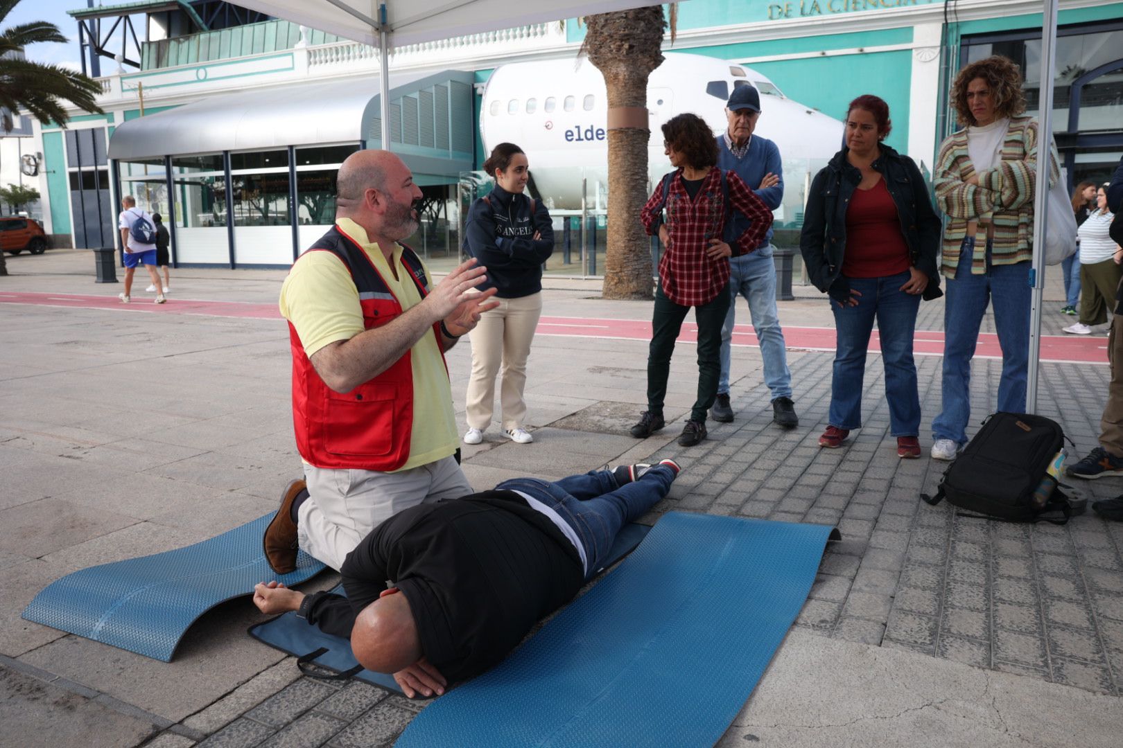 Los médicos de urgencias y emergencias enseñan primeros auxilios en el Elder