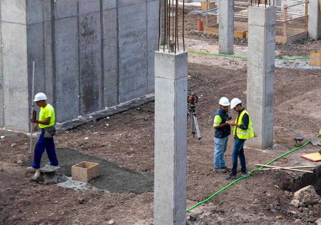 Trabajadores en una obra de construcción.