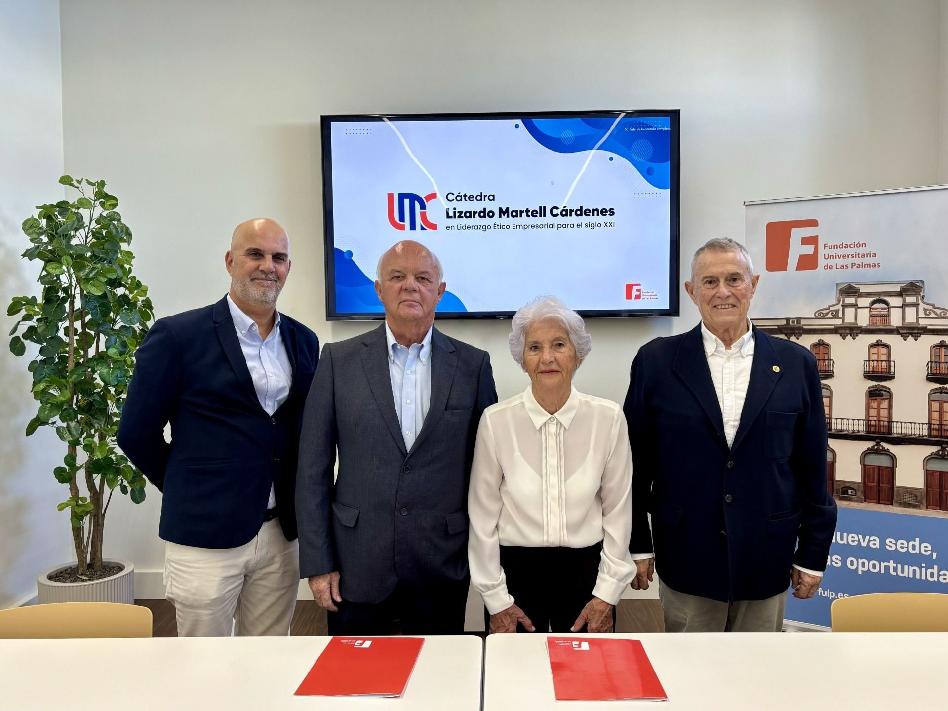 Octavio Martell, hijo de Lizardo Martell Cárdenes; Alberto Cabré, presidente de la FULP; Enriqueta Hernández, viuda de Lizardo Martell Cárdenes y Francisco Rubio, vicepresidente de la FULP.