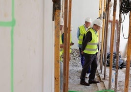 Augusto Hidalgo en una visita a obras en una vivienda.