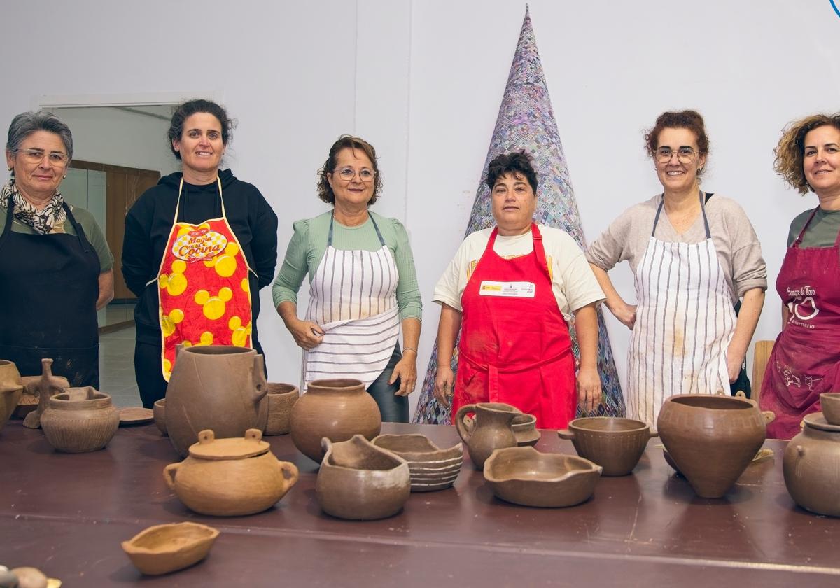 Las alumnas del curso avanzado que se reúnen los miércoles para seguir con sus piezas.