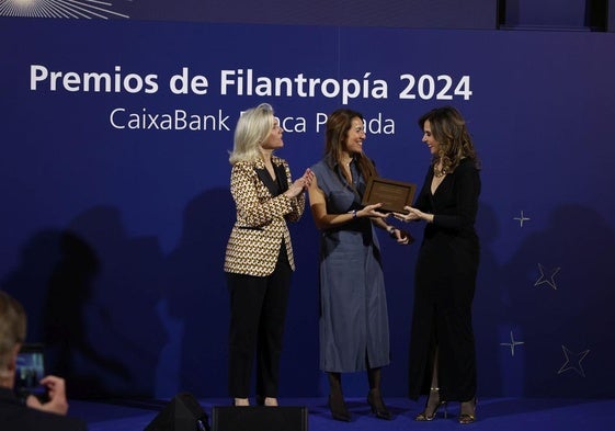 Alicia Rodríguez, directora general de la Fundación Foresta, recoge el galardón de manos de Laura García, directora comercial de Banca Privada de CaixaBank en Canarias-