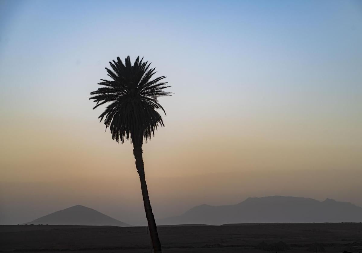 Episodio de calima en Fuerteventura, con las montañas de Cardón (d) y Tirba (i) de fondo.