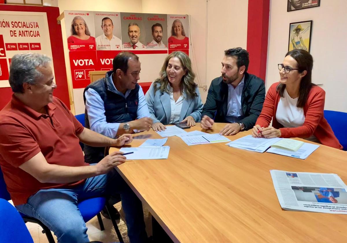 José Cabrera, Blas Acosta, Marlene Figueroa, Manuel Hernández y Lolina Negrín, en la sede insular del PSOE.