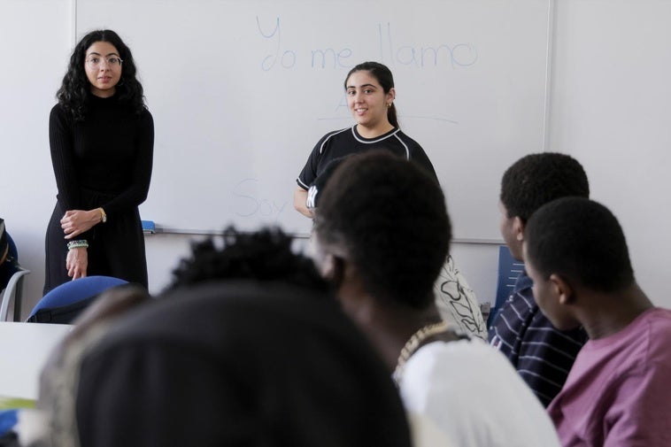 Las alumnas de la ULPGC Ana Díaz y Silvana Rodríguez imparten clases de español a niños migrantes en la capital grancanaria.