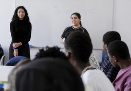 Las alumnas de la ULPGC Ana Díaz y Silvana Rodríguez imparten clases de español a niños migrantes en la capital grancanaria.