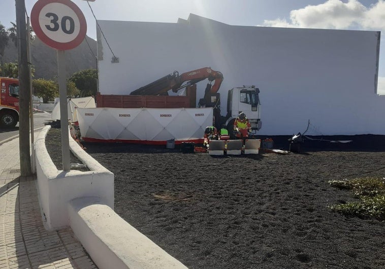 Imagen del camión y de los efectivos trabajando en el lugar.