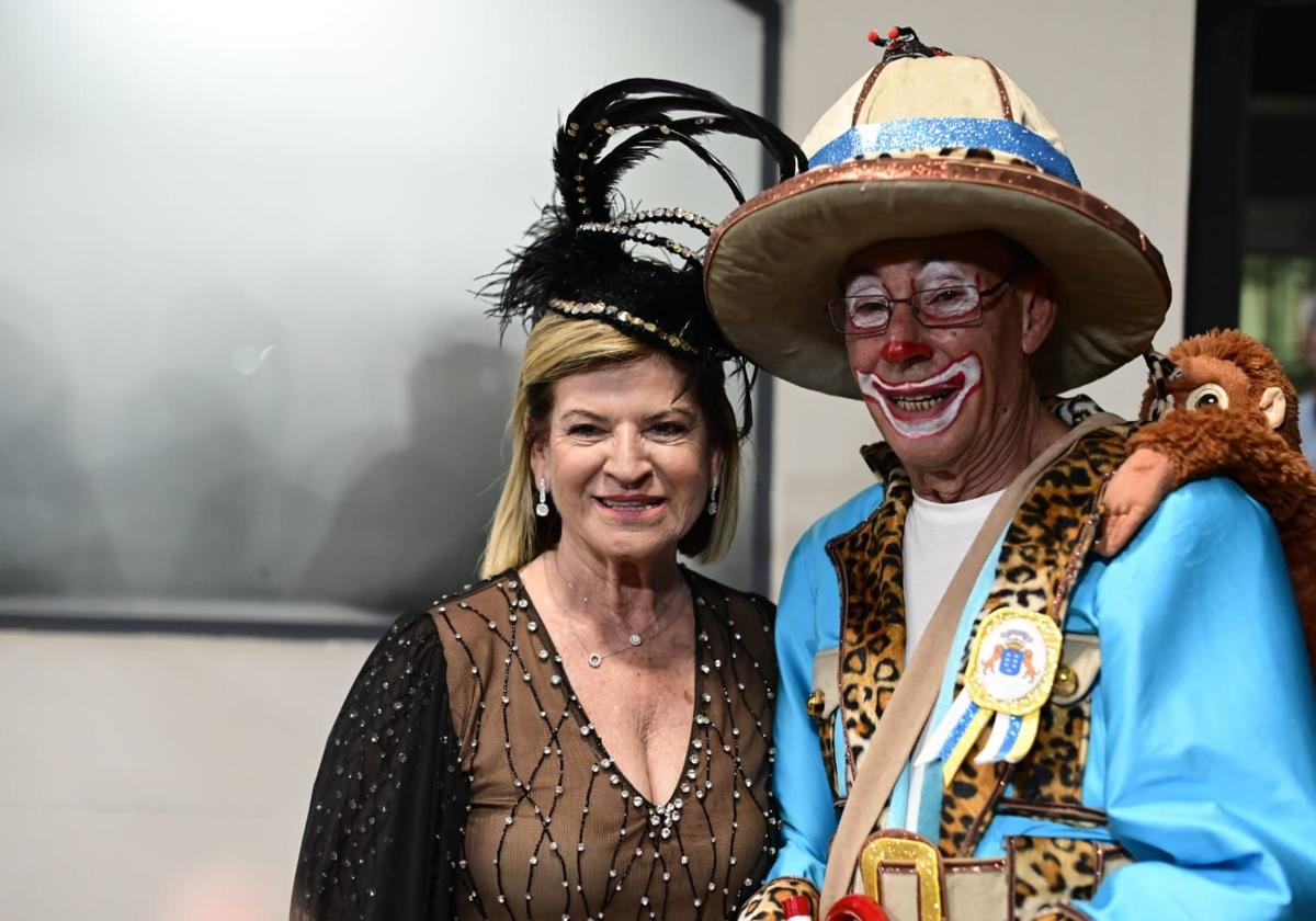 La concejala de Carnaval, Inmaculada Medina, con el protagonista del pregón, Orlando Jiménez.