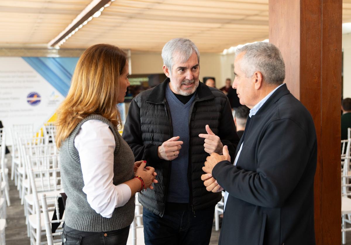 Clavijo entre la presidenta de Fuerteventura, Lola García, y el secretario insular de CC, Mario Cabrera.