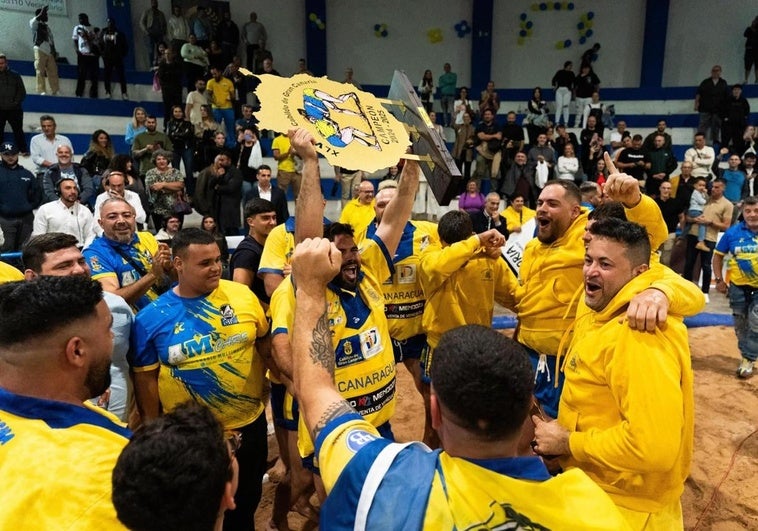 Celebración del Castillo tras recoger su trofeo acreditativo.