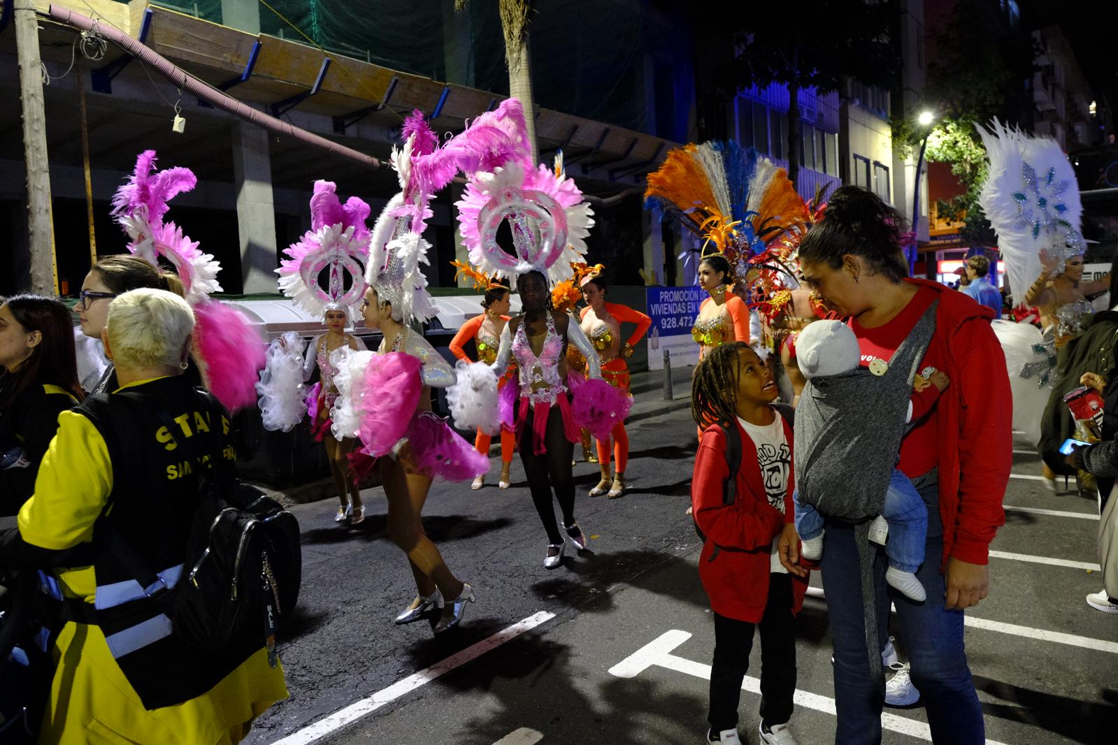 El pasacalles del carnaval de Las Palmas de Gran Canaria, en imágenes