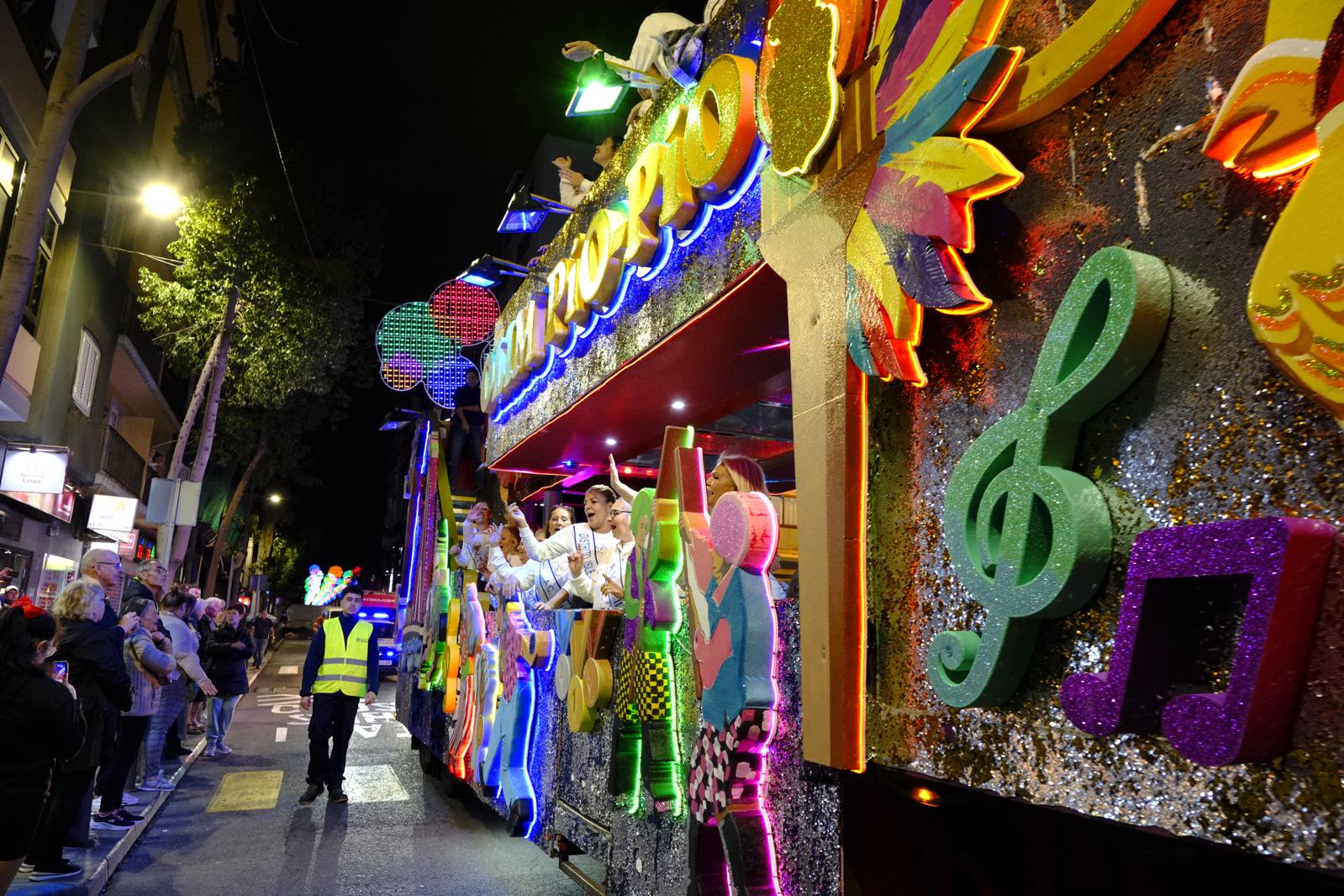 El pasacalles del carnaval de Las Palmas de Gran Canaria, en imágenes