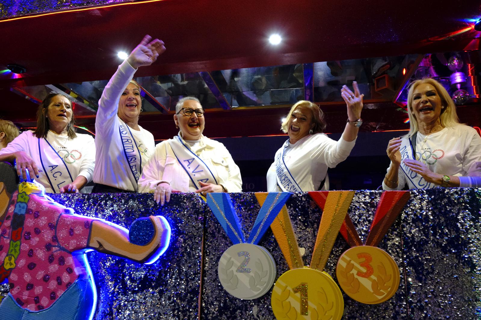 El pasacalles del carnaval de Las Palmas de Gran Canaria, en imágenes