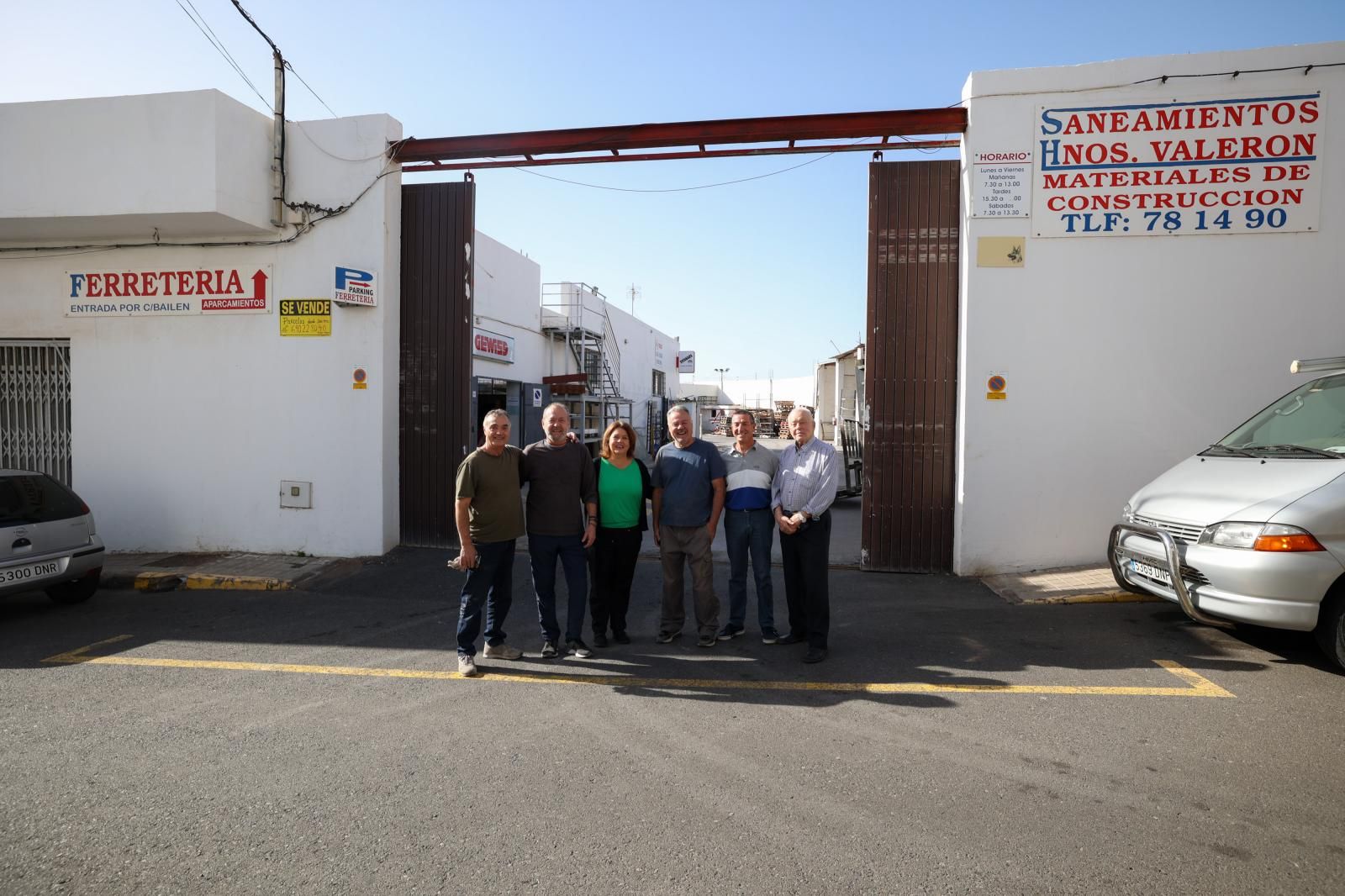 Miguel Rodríguez, José Juan, Sandra y Sergio Valerón, Antonio (esposo de Sandra) y Juan Manuel (uno de los fundadores) en la fachada de la ferretería.