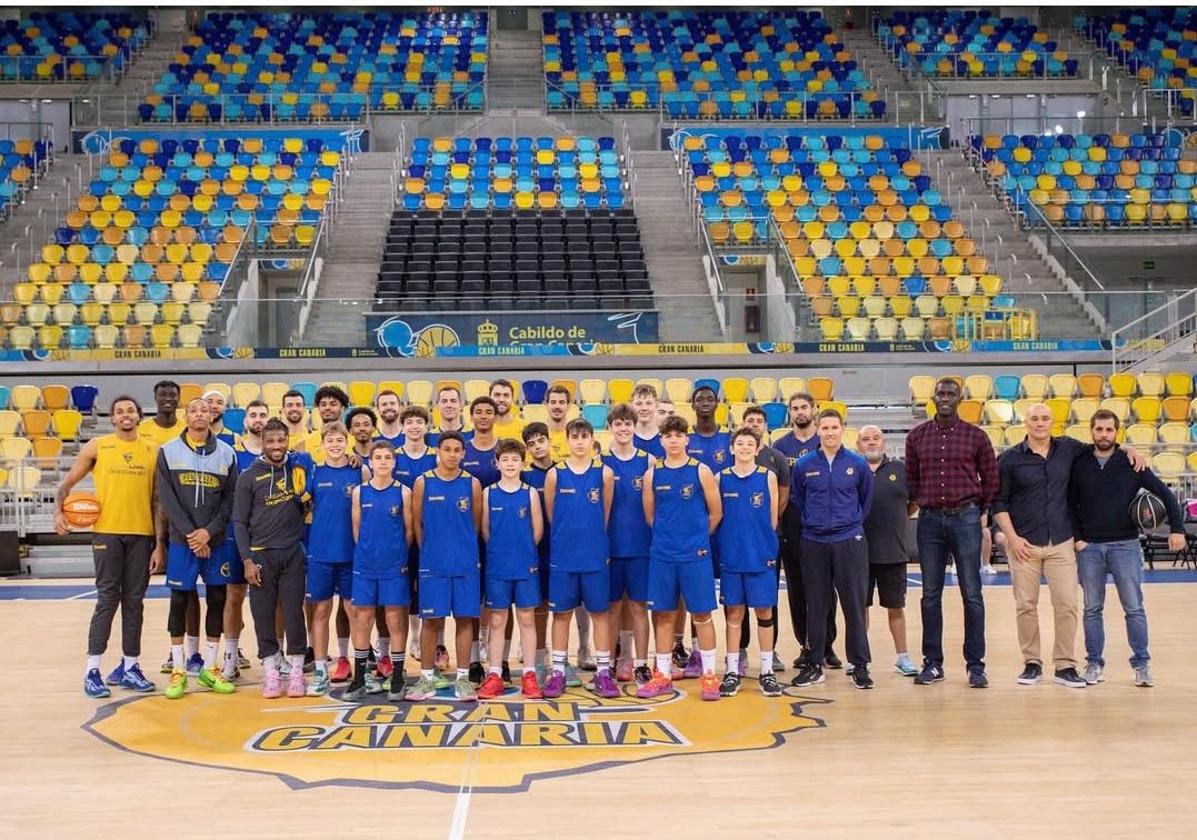 El Granca y su equipo infantil compartieron este sábado unos minutos antes de la Copa del Rey y la Minicopa.