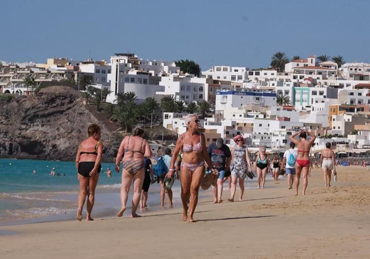 Turistas en Morro Jable, Fuerteventura.