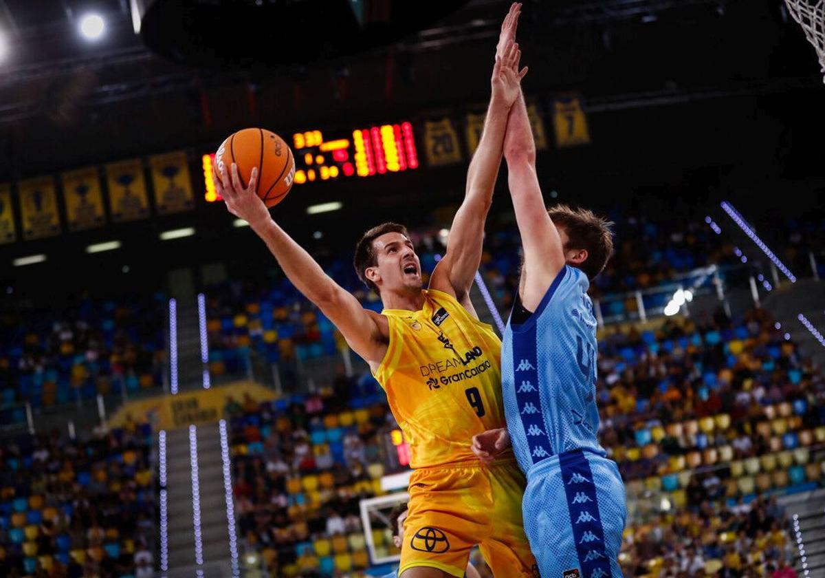 Nicolás Brussino anota ante el Andorra en el Gran Canaria Arena.