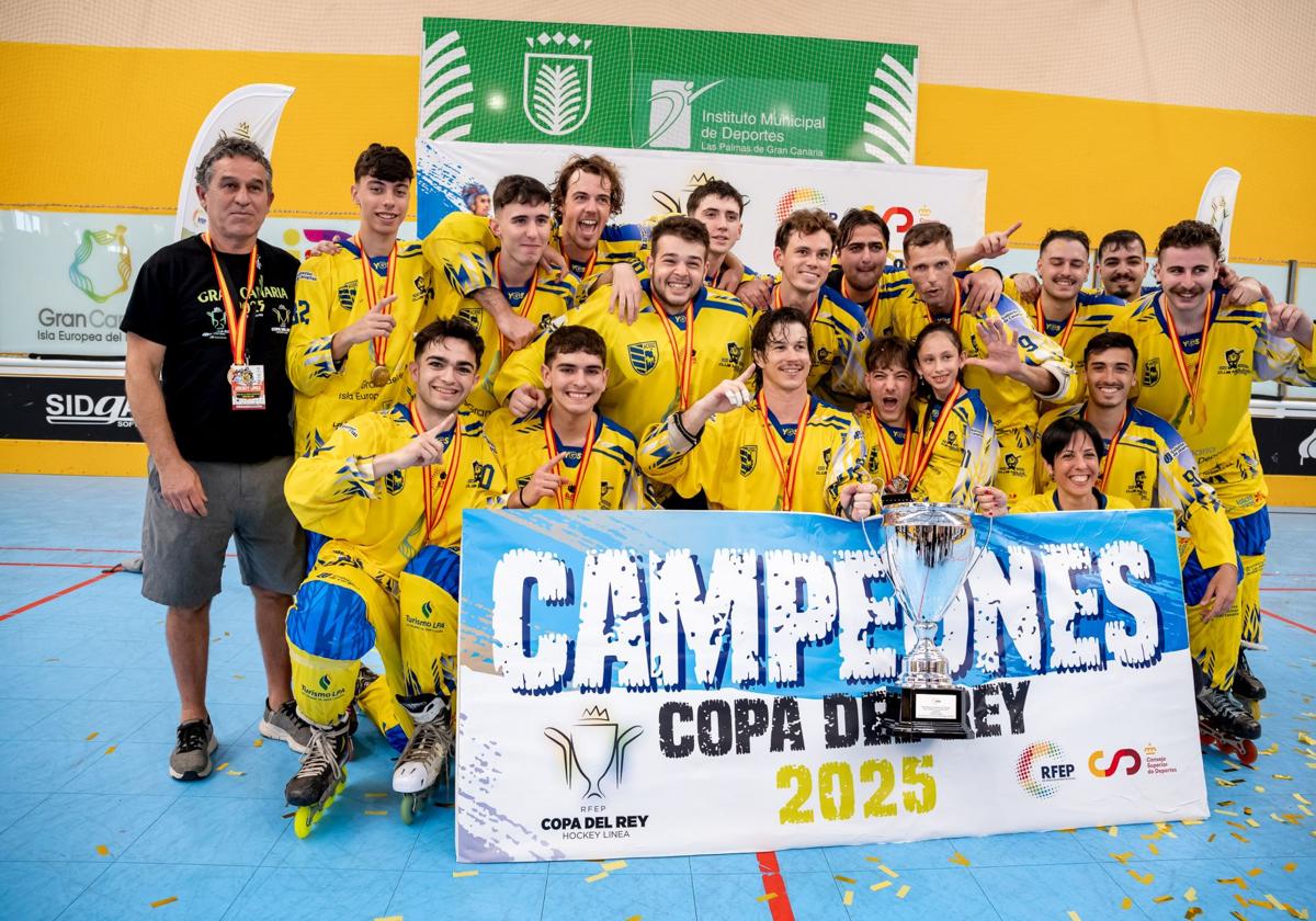 Los integrantes del Molina Sport, junto al histórico Alejandro Molina, fundador e ideólogo del club, posan con el trofeo llenos de orgullo tras ganar la final.