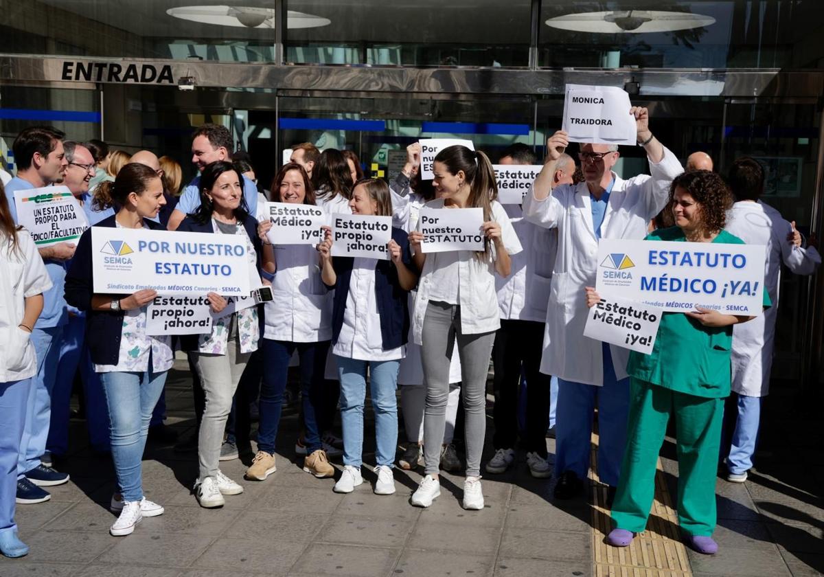 Los médicos se concentran a las puertas de urgencias del Hospital Insular