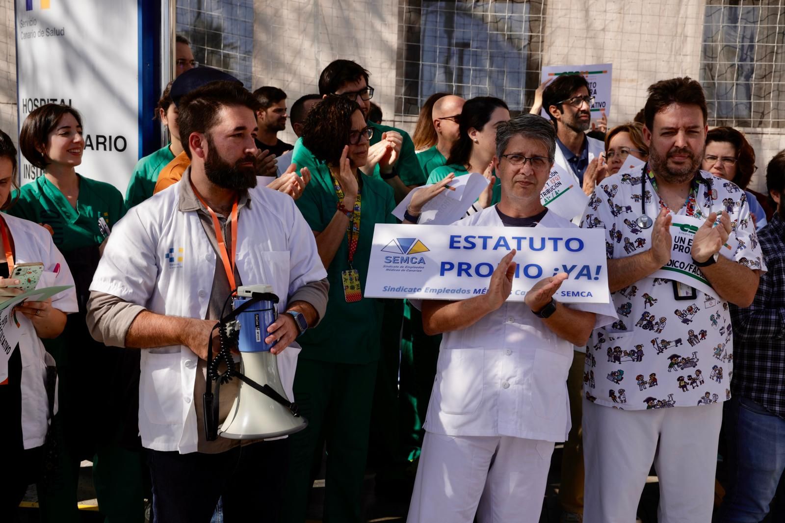 Los médicos se concentran a las puertas de urgencias del Hospital Insular