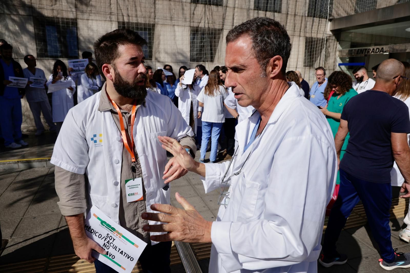 Los médicos se concentran a las puertas de urgencias del Hospital Insular