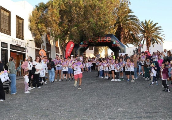 Llegada de un participante a la meta en el casco histórico de Teguise.