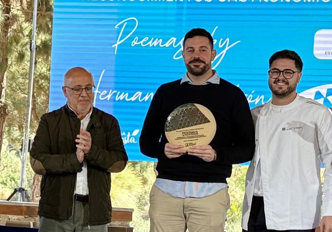 Rafael Hurtado en el centro de la imagen, summiller y Adreián García, chef de Poemas by Hermanos Padrón