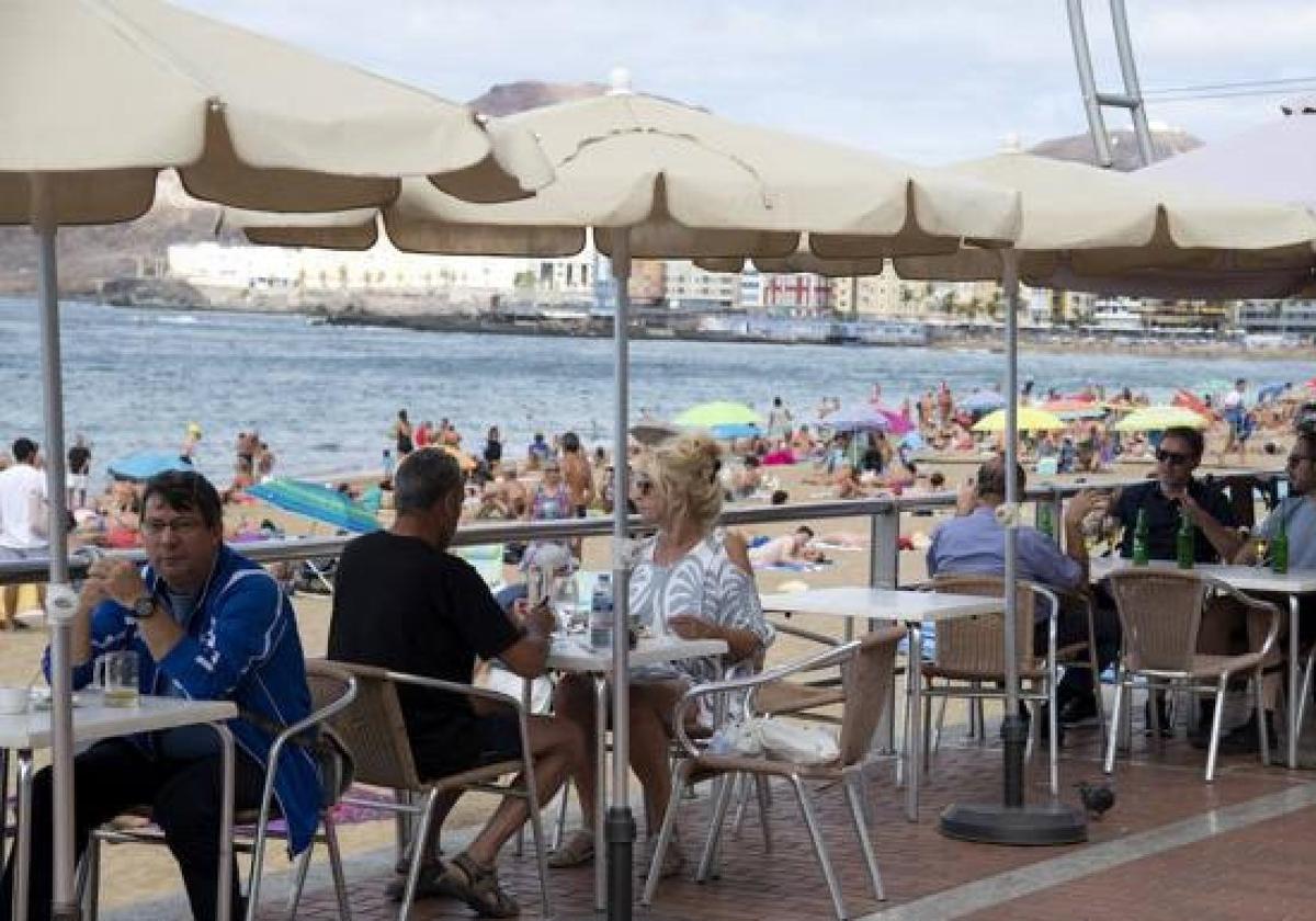 Terrazas en la avenida de Las Canteras.