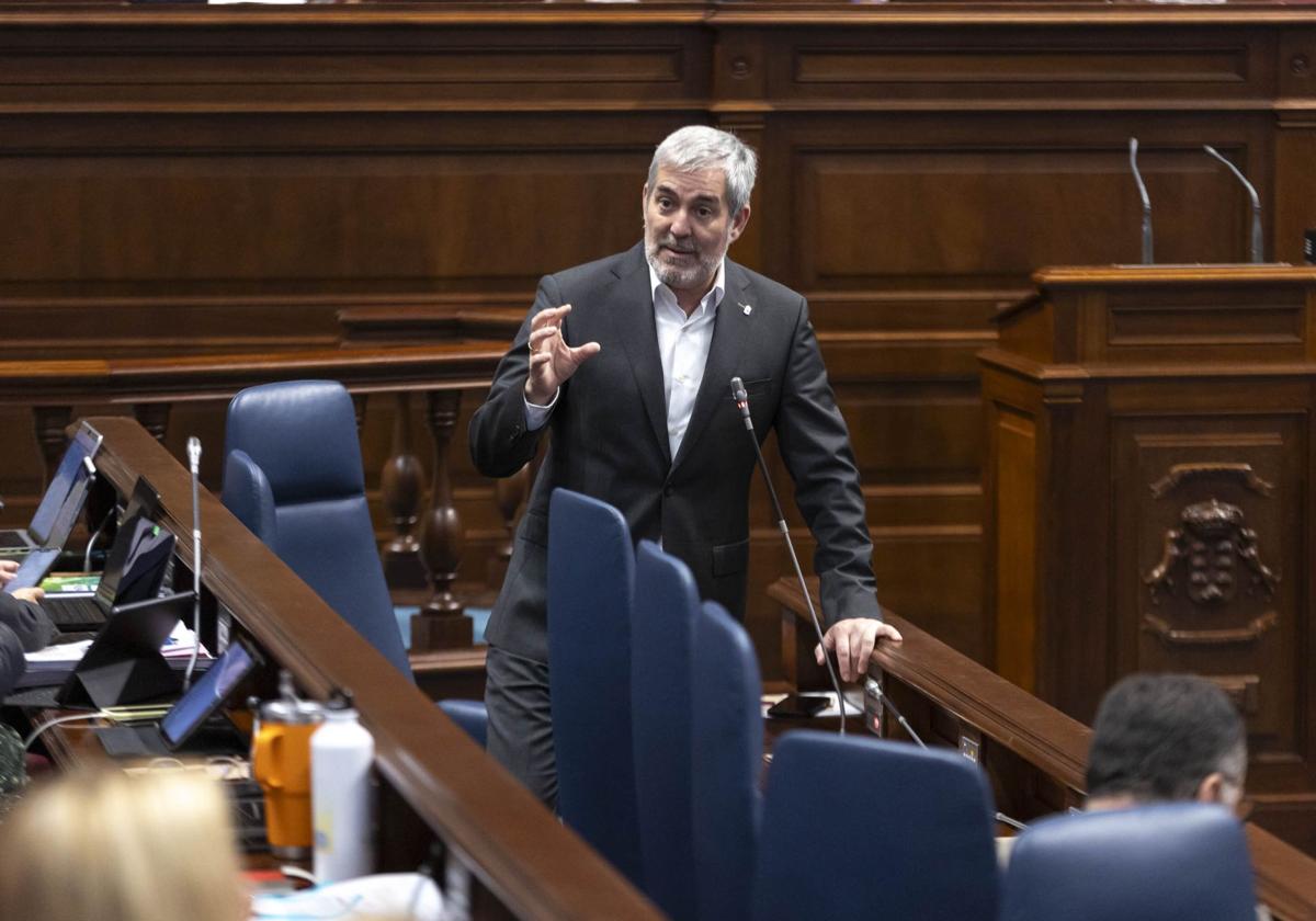 Imagen de archivo del presidente canario, Fernando Clavijo, en un Pleno del Parlamento canario.