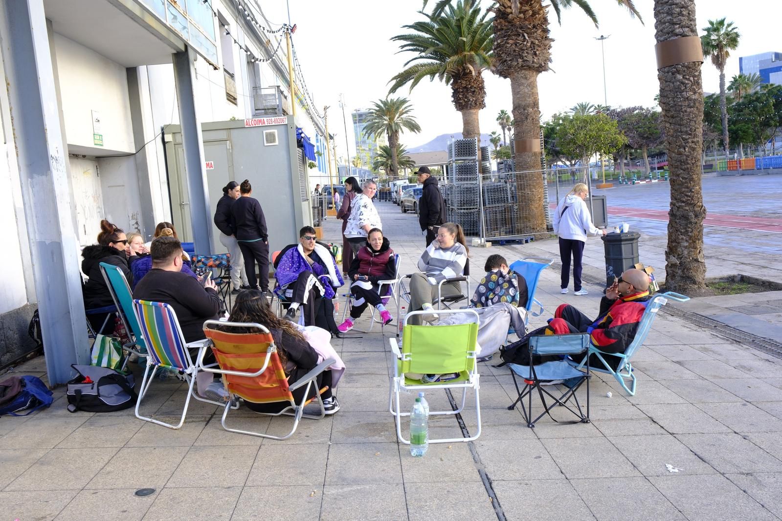 Largas esperas y mucha emoción: las colas para conseguir entradas para la preselección de la gala drag