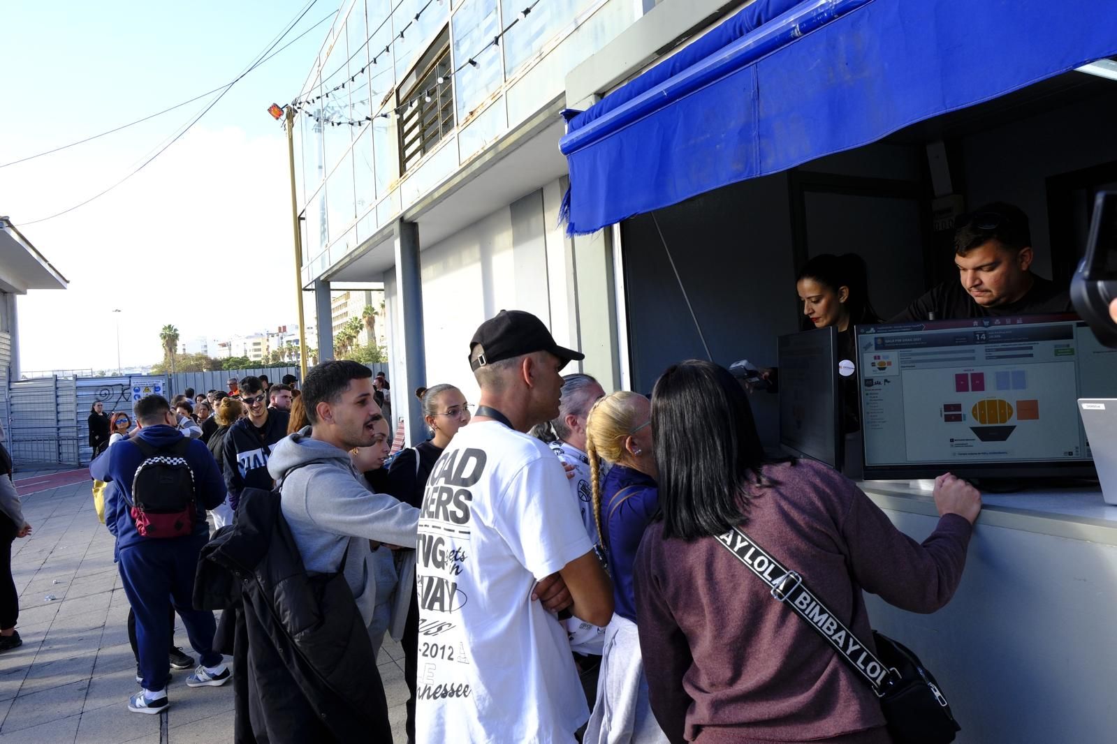 Largas esperas y mucha emoción: las colas para conseguir entradas para la preselección de la gala drag