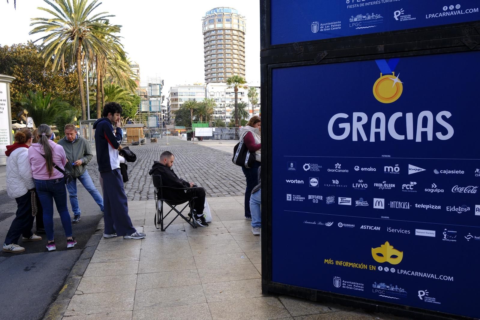 Largas esperas y mucha emoción: las colas para conseguir entradas para la preselección de la gala drag