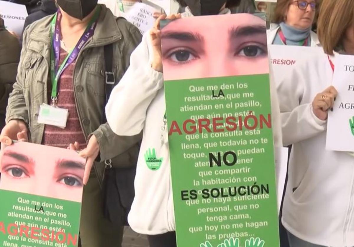 Protesta del personal sanitario en contra de las agresiones en el ámbito laboral.