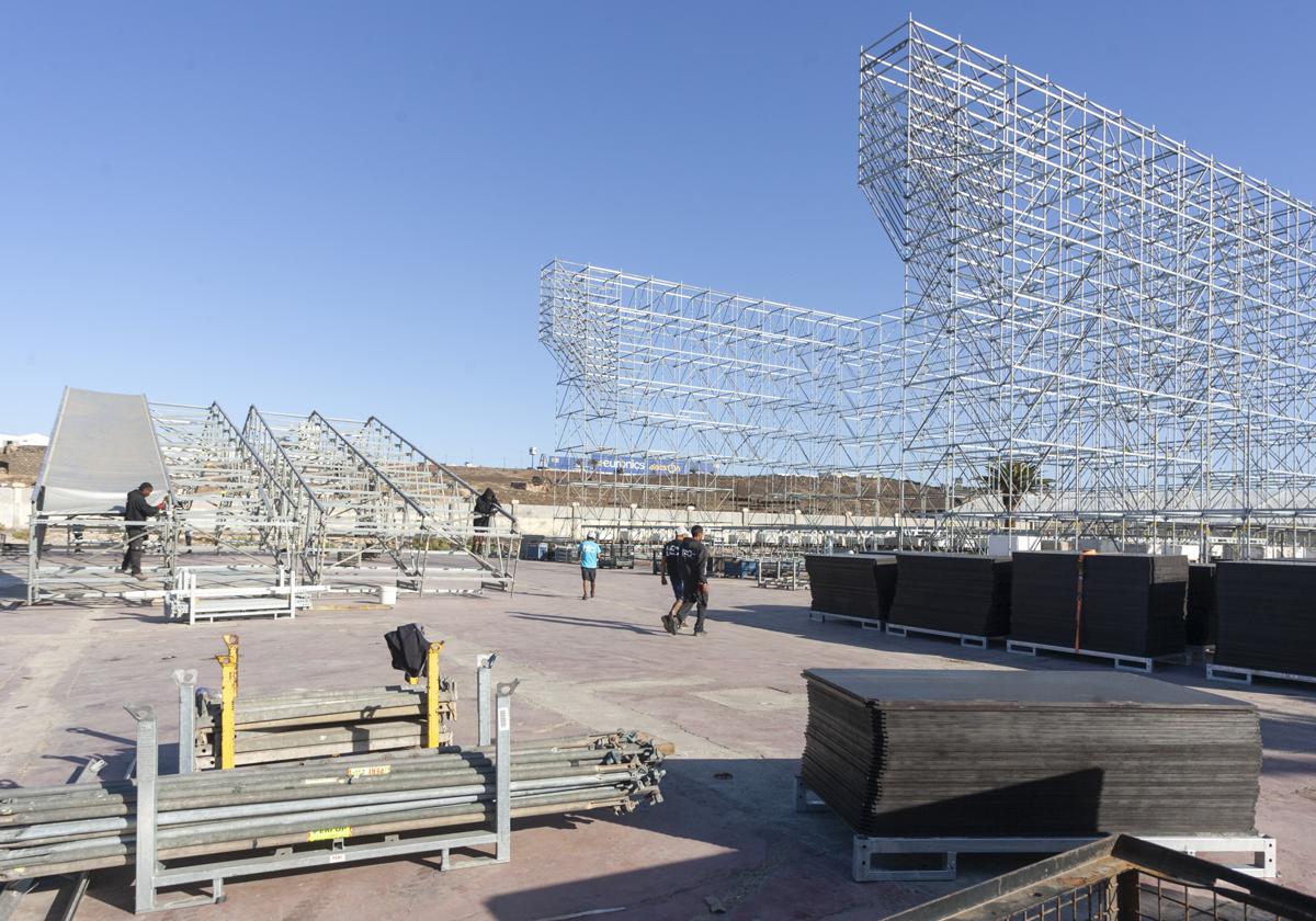 Labores en Agramar para contar con un gran escenario para el carnaval en Arrecife.