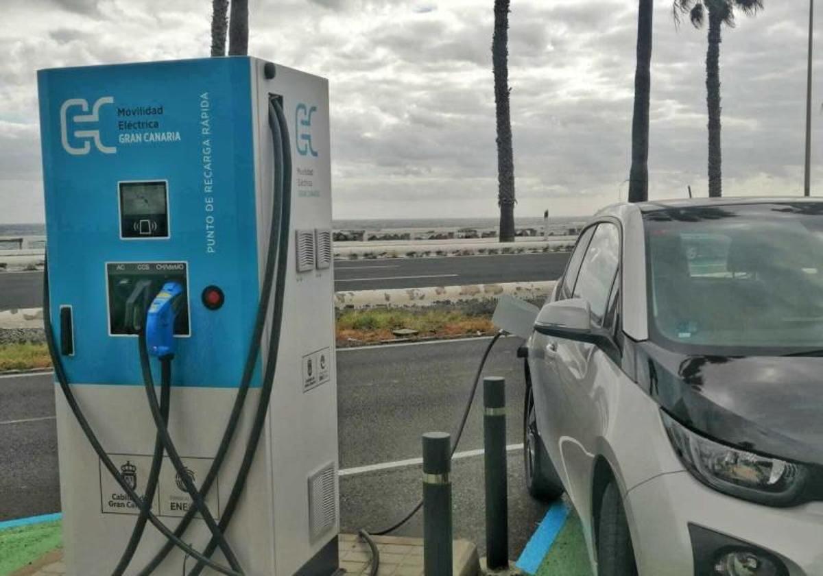 Estación de recarga de vehículos eléctricos de la red del Cabildo situada en la capital.