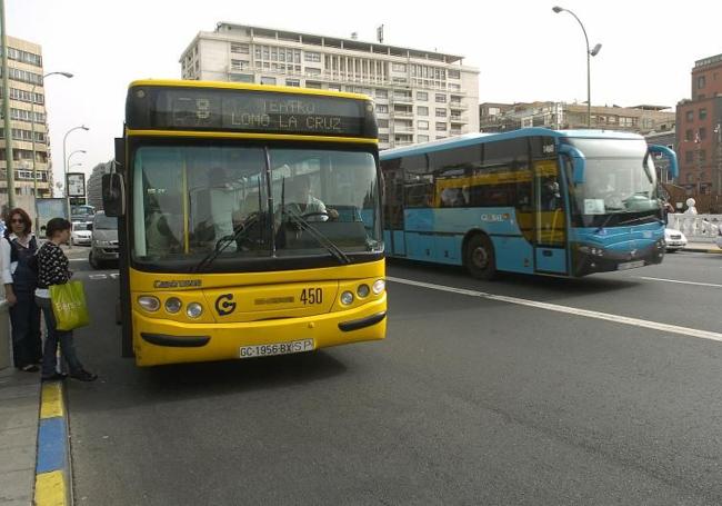 Vehículos de Guaguas Municipales y de Global junto a la estación de San Telmo.