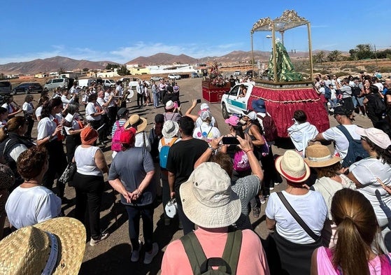 Momento en que las dos imágenes religiosas se encuentran en Corral Blanco, en Tuineje.