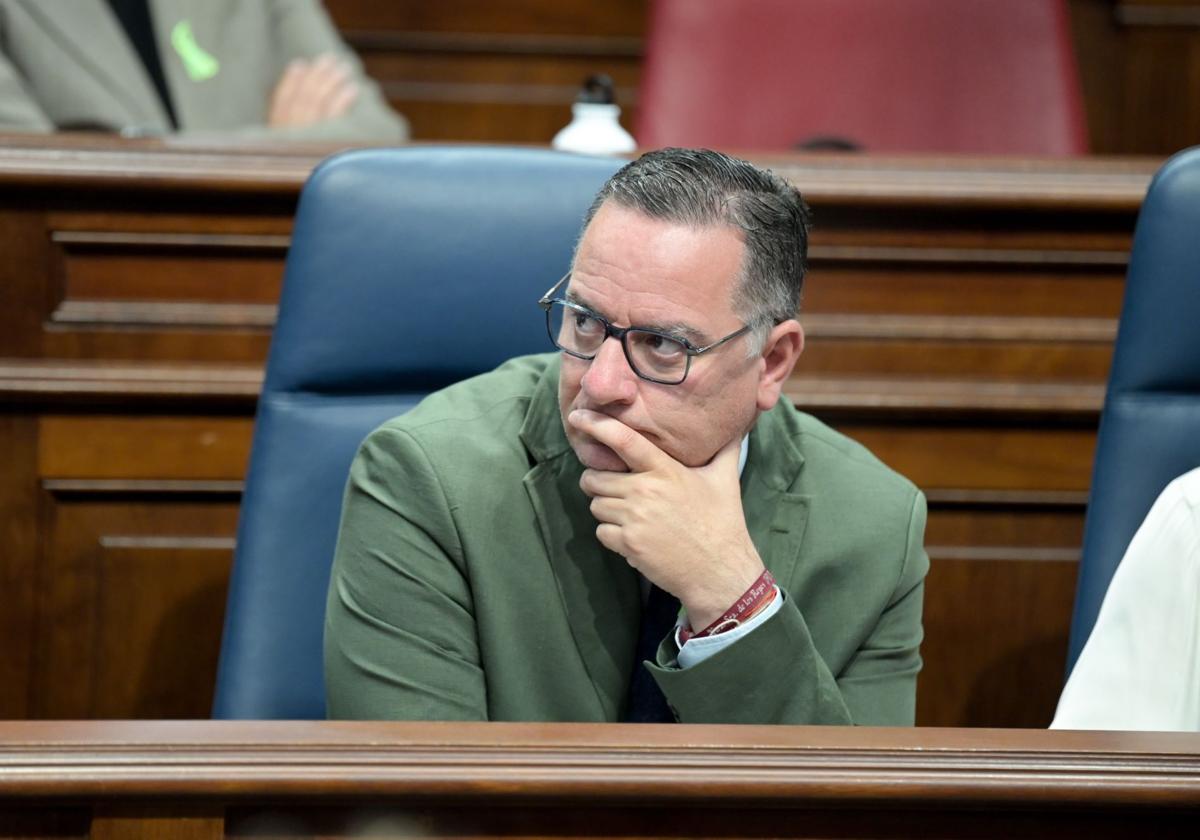 Poli Suárez, consejero de Educación, en el pleno de este martes.