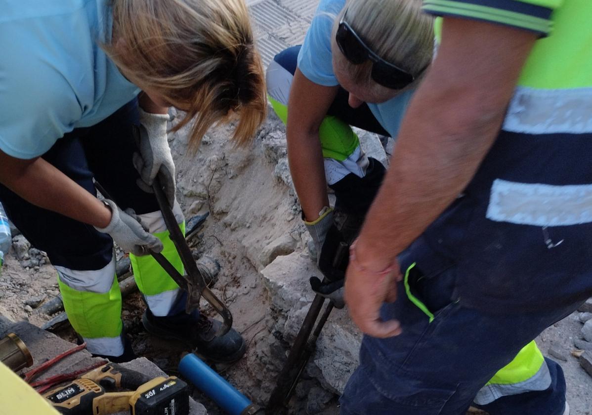 Dos alumnas-trabajadoras del PFAE, en una avería del CAAF.