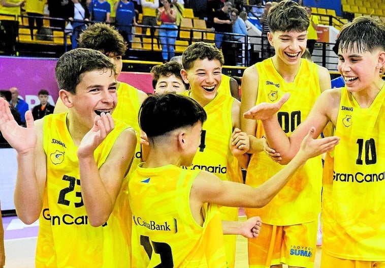 Los jugadores del conjunto infantil del Club Baloncesto Gran Canaria festejan el triunfo en el Centro Insular de Deportes.