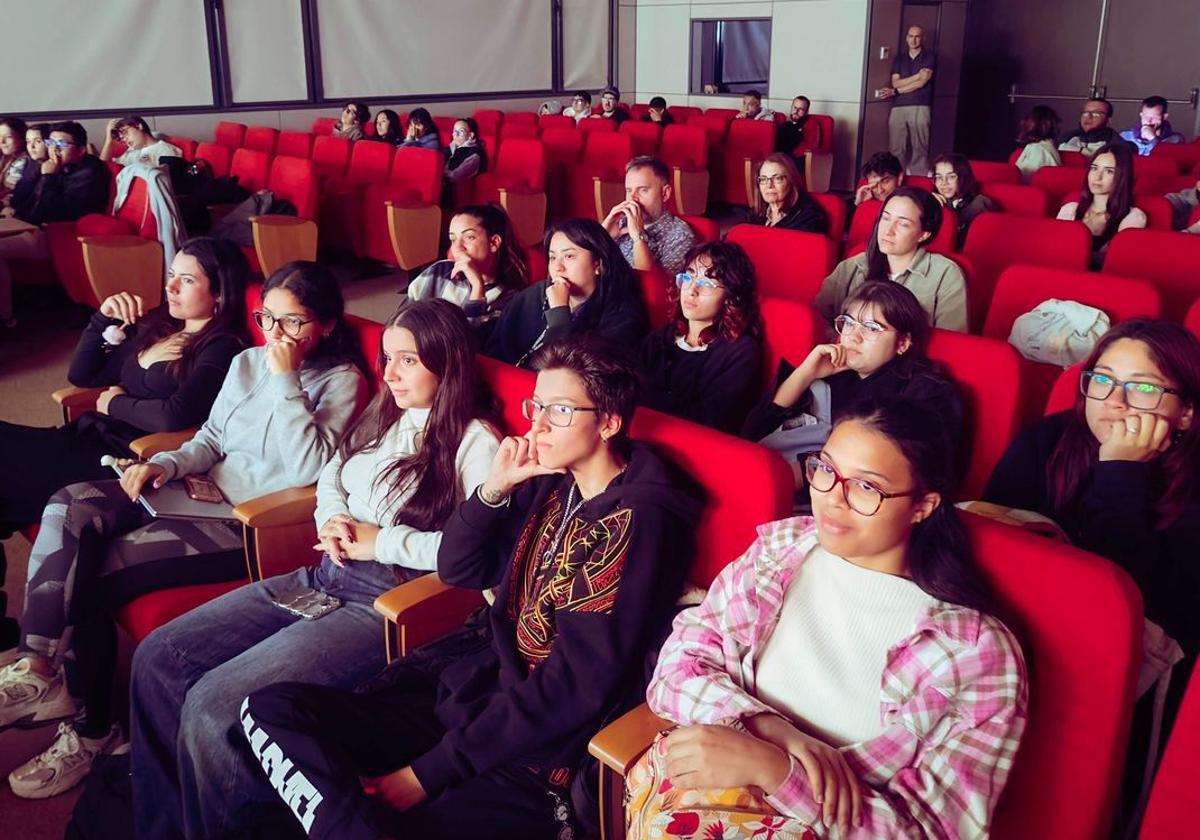 Alumnas de la Escuela de Arte de Fuerteventura, durante la presentación del festival.