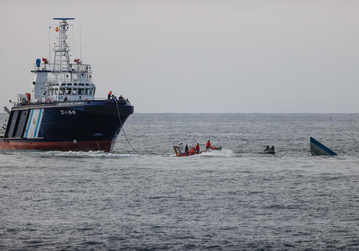 Un remolcador de Salvamento rescata a una embarcación en medio del mar.