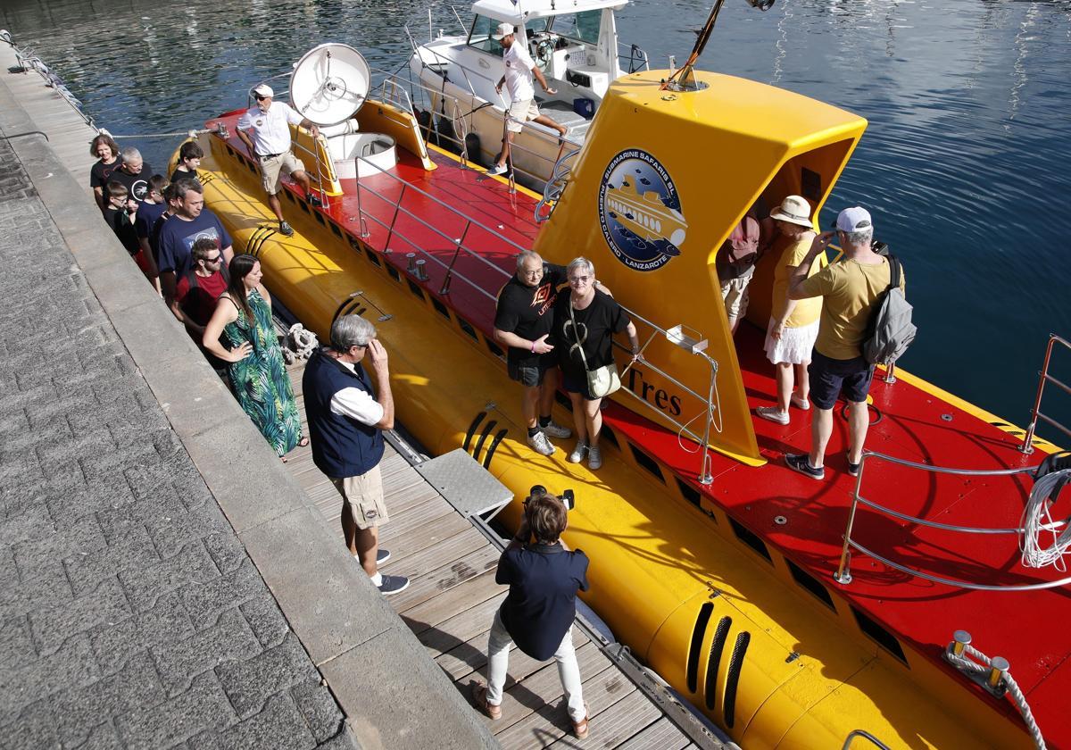 Turistas en Puerto Calero.