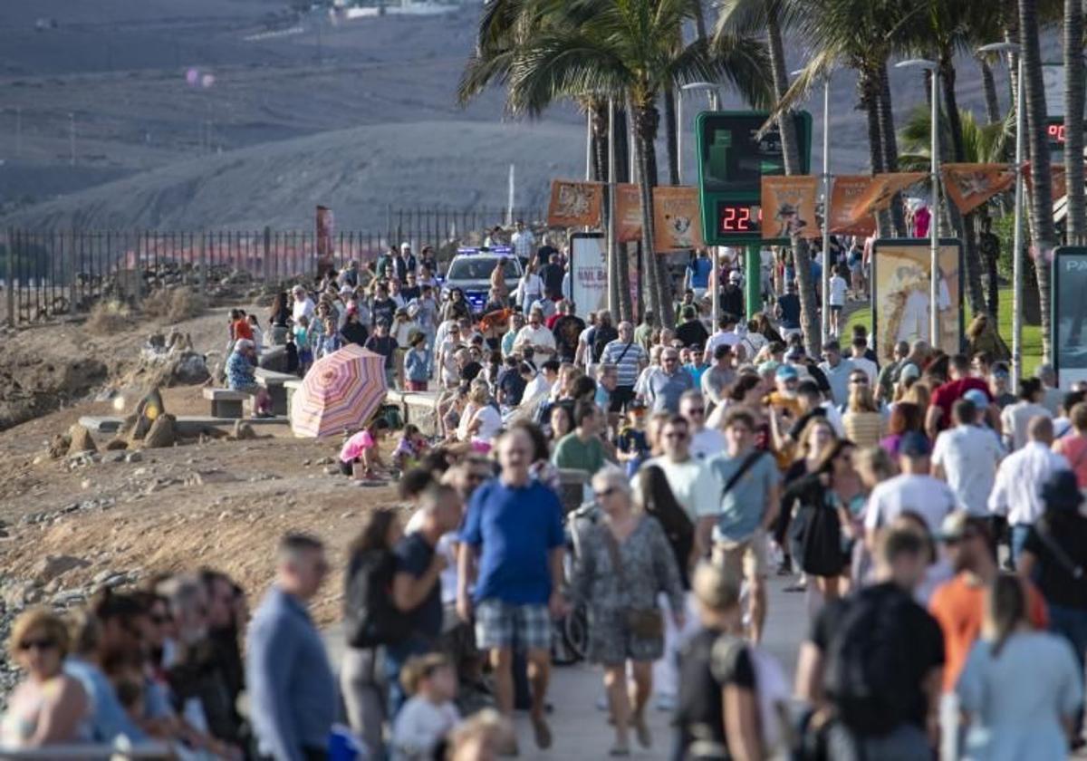 Turistas caminando por una avenida marítima del sur de la isla el primer día de 2025.