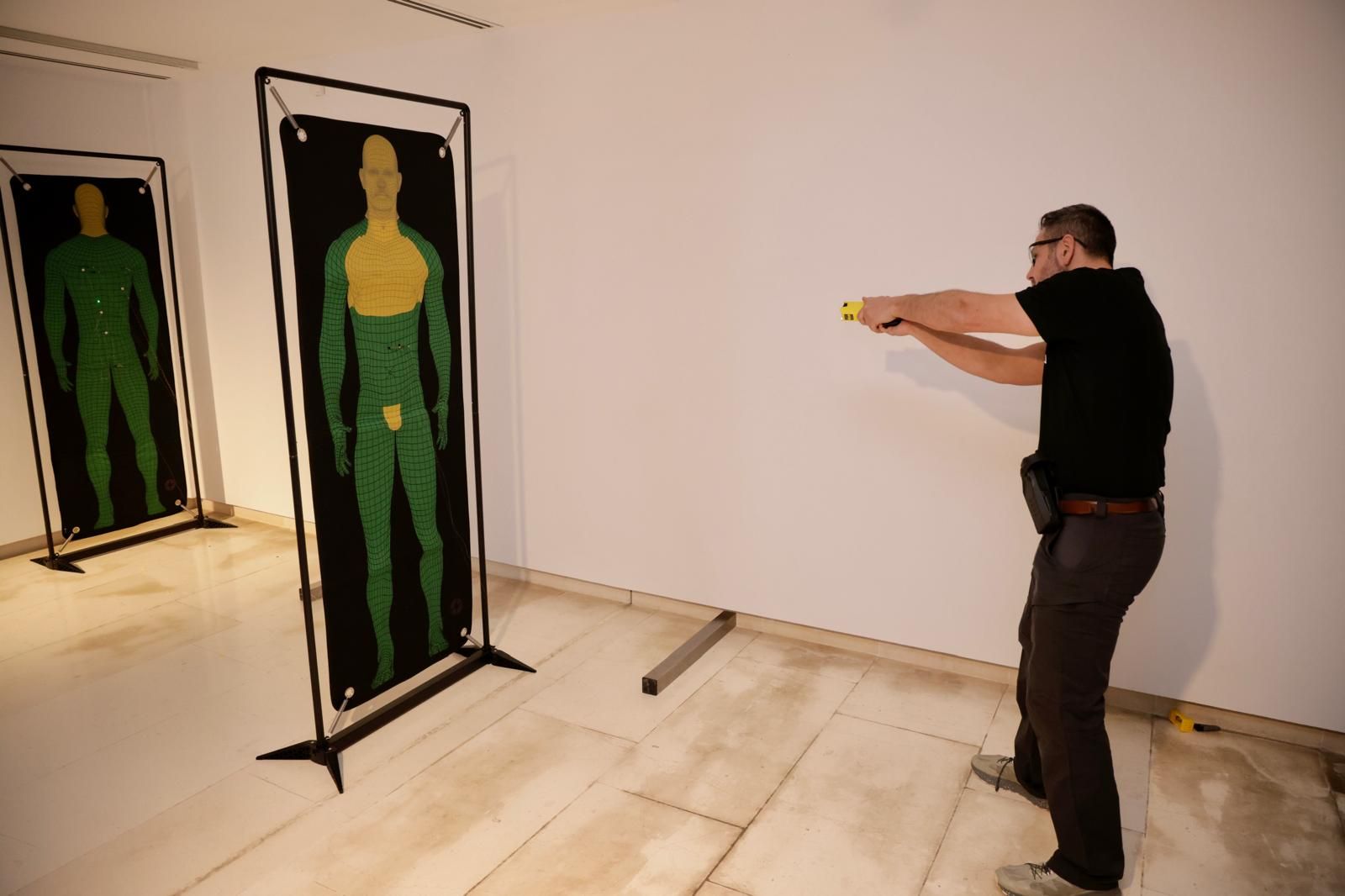 Presentación de nuevas pistolas eléctricas a la Policía Local