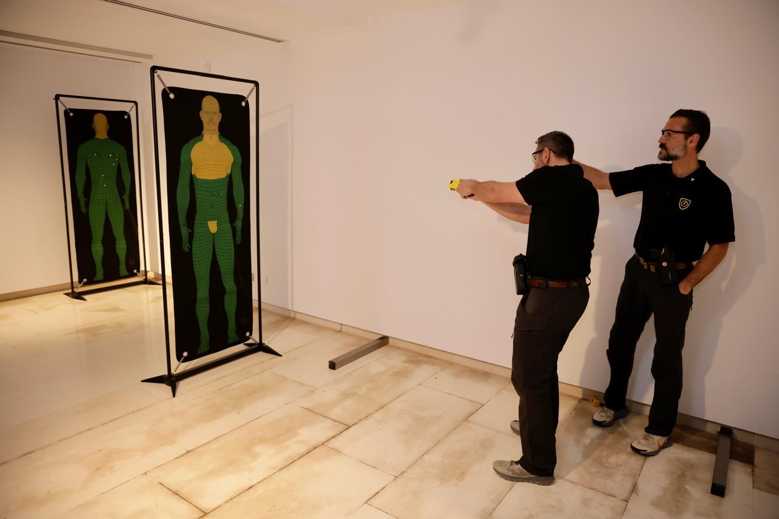 Presentación de nuevas pistolas eléctricas a la Policía Local