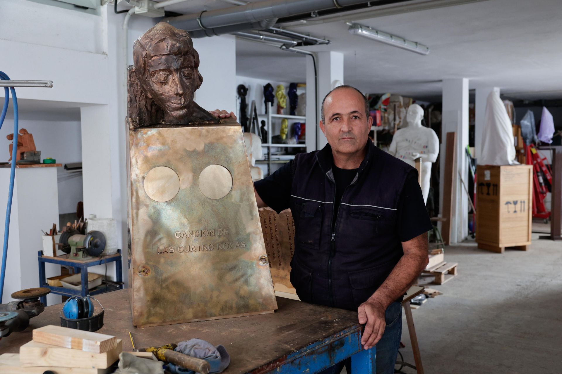 Isabel Macario y Saulo Torón, en el taller de Chano Navarro