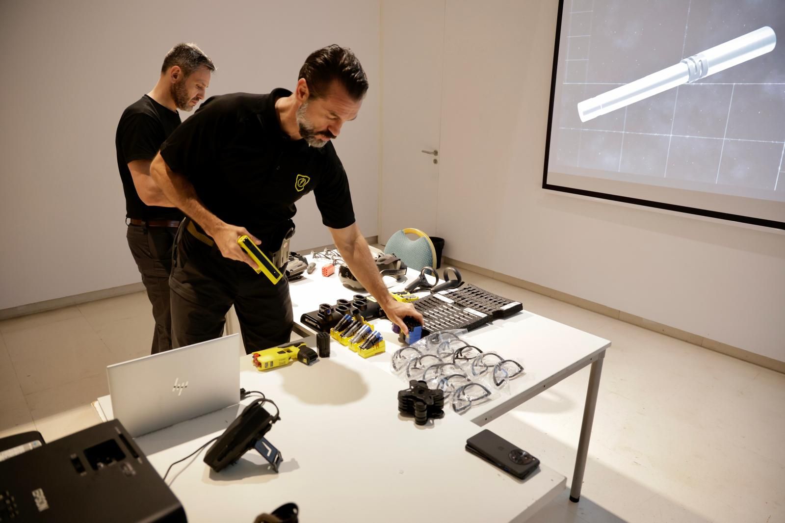 Presentación de nuevas pistolas eléctricas a la Policía Local