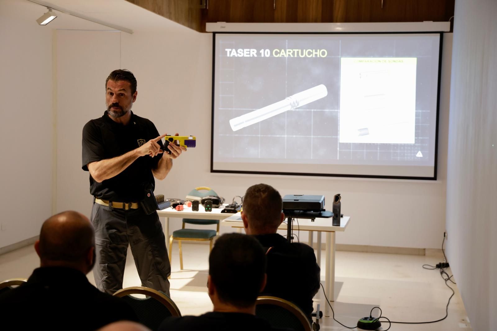 Presentación de nuevas pistolas eléctricas a la Policía Local